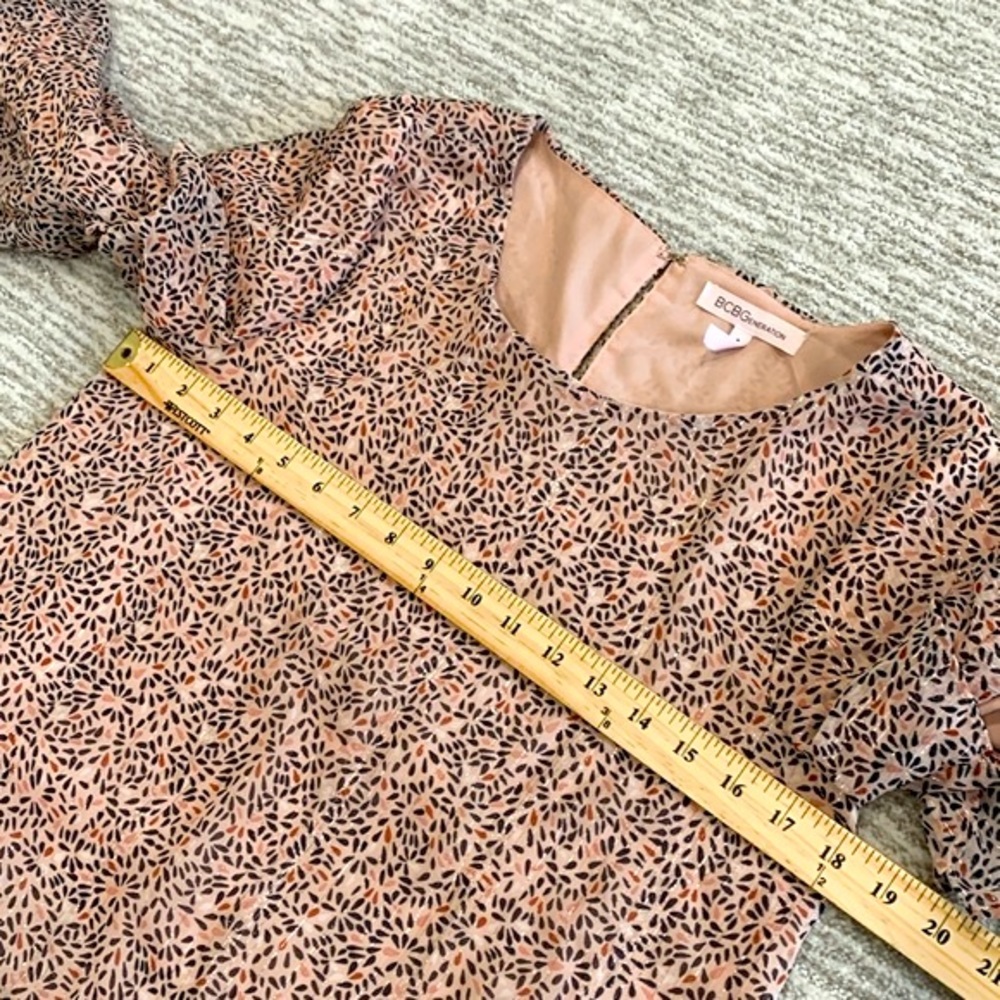 BCBGeneration Tiered Ruffle Bell Sleeve Blouse Size Small Sheer Floral Metallic - Picture 10 of 12